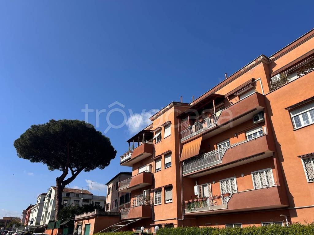 appartamento in vendita a Roma in zona Appio Pignatelli