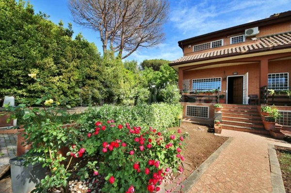 casa indipendente in vendita a Roma in zona Casal Palocco