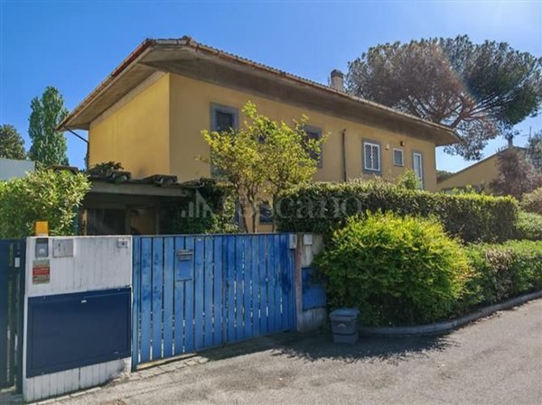 casa indipendente in vendita a Roma in zona Casal Palocco