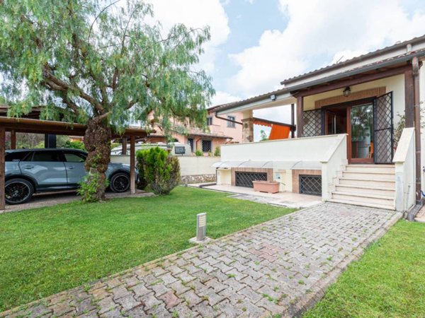 casa indipendente in vendita a Roma in zona Infernetto