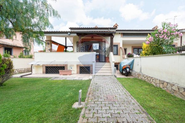 casa indipendente in vendita a Roma in zona Infernetto