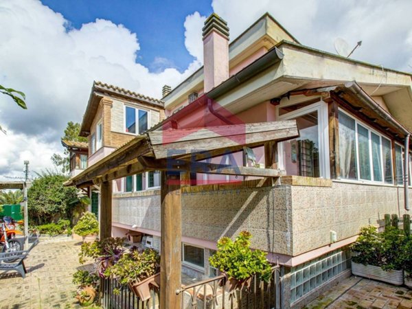 casa indipendente in vendita a Roma in zona Infernetto