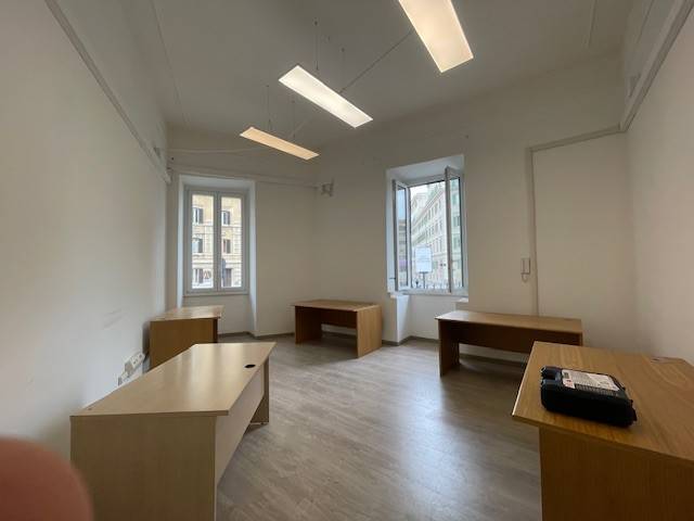 ufficio in vendita a Roma in zona Tuscolano