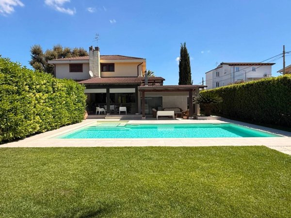 casa indipendente in vendita a Roma in zona Infernetto