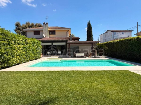 casa indipendente in vendita a Roma in zona Infernetto