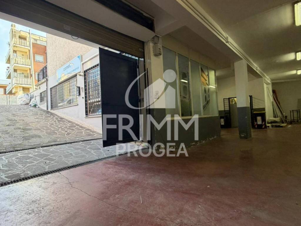 negozio in vendita a Roma in zona Finocchio