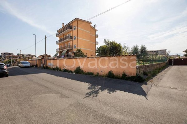 locale commerciale in vendita a Roma in zona Finocchio