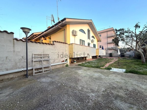 casa indipendente in vendita a Roma in zona Lunghezza