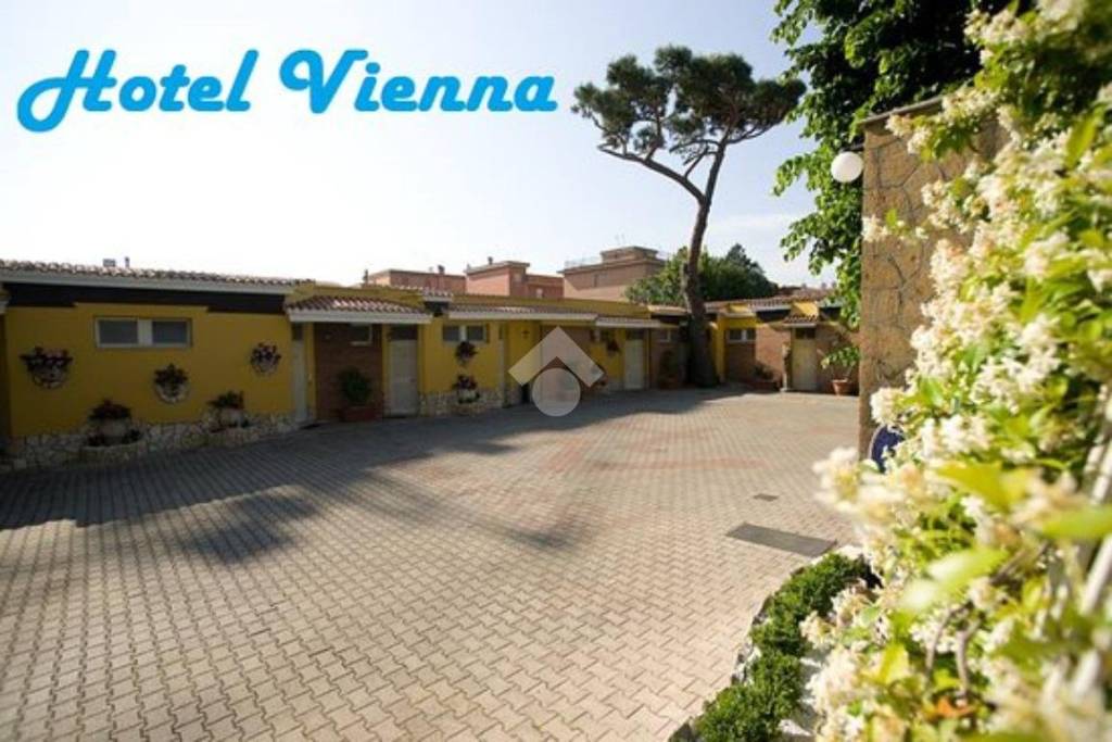 negozio in vendita a Roma in zona Romanina