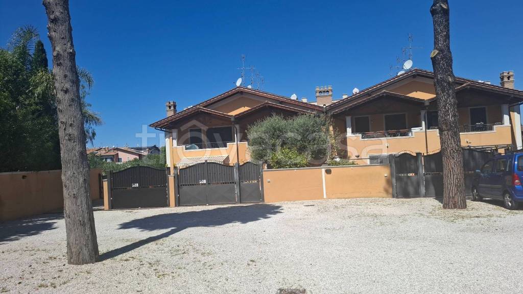 casa indipendente in vendita a Roma in zona Ostia Antica
