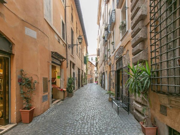 appartamento in vendita a Roma in zona Pigna - Sant'Angelo