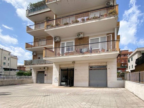 negozio in vendita a Roma in zona Torrevecchia