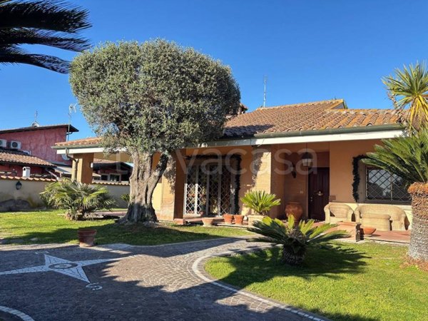 casa indipendente in vendita a Roma in zona Infernetto