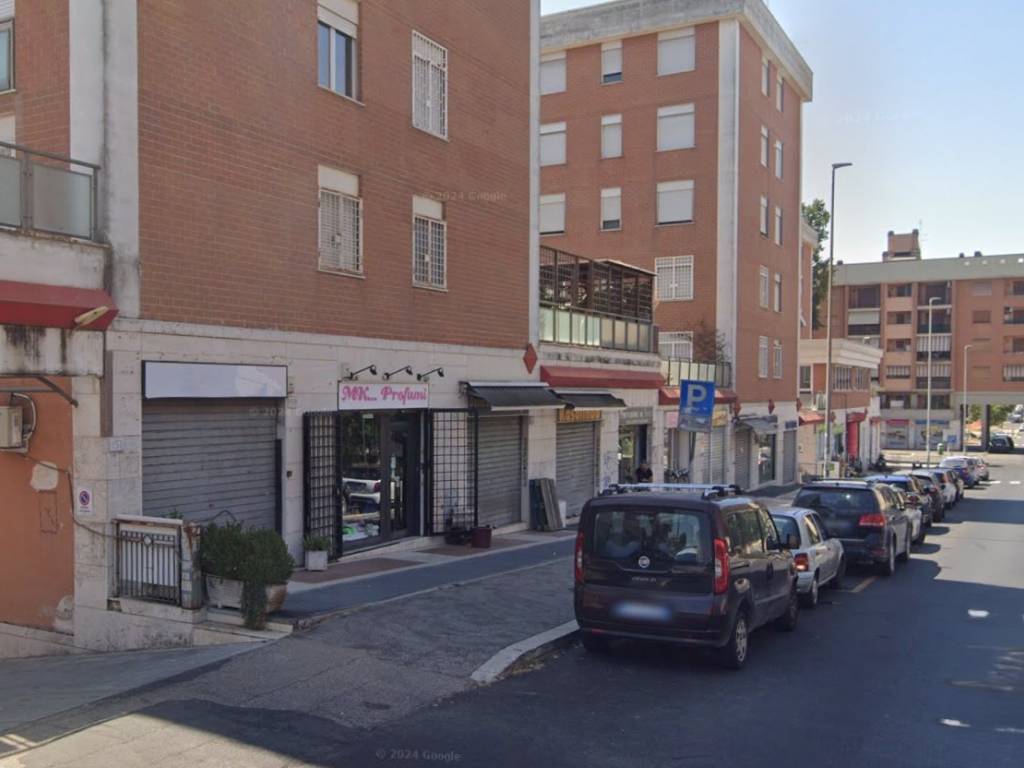 negozio in vendita a Roma in zona San Basilio