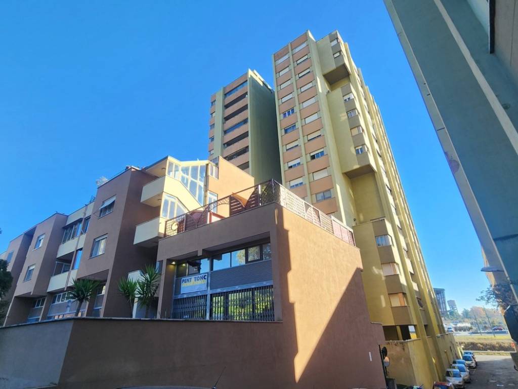 locale commerciale in vendita a Roma in zona Torrino