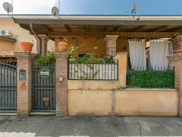 casa indipendente in vendita a Roma in zona Longarina