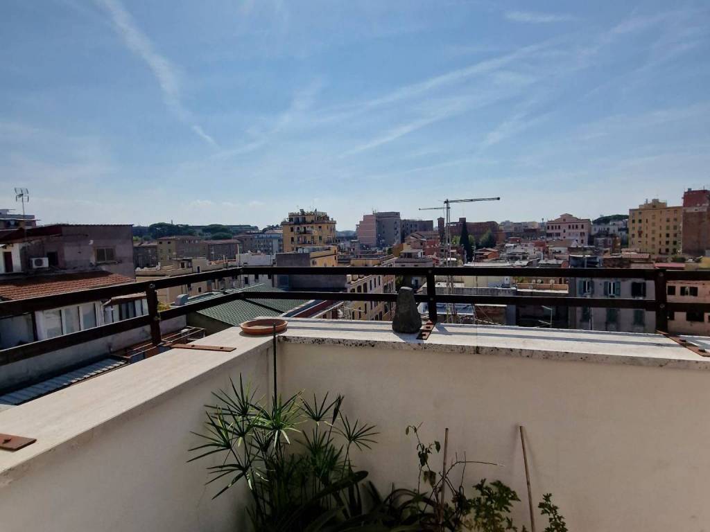 appartamento in vendita a Roma in zona Prenestino-Labicano