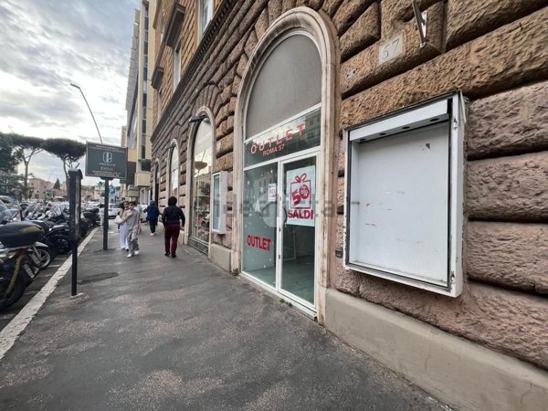 locale commerciale in vendita a Roma