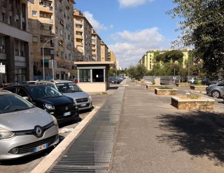negozio in vendita a Roma in zona Torre Gaia