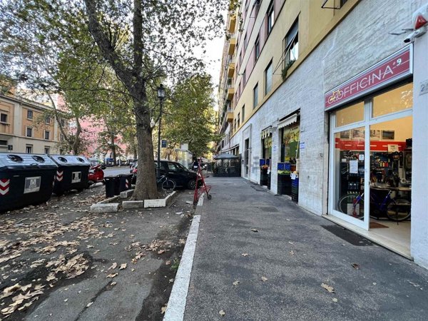 negozio in vendita a Roma in zona Della Vittoria