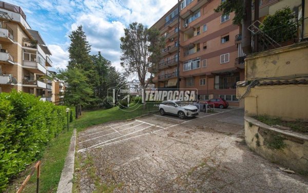 appartamento in vendita a Roma in zona Tomba di Nerone