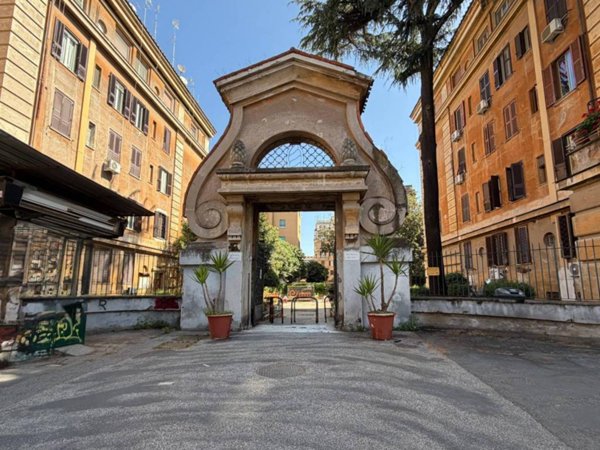 appartamento in vendita a Roma in zona Appio Latino