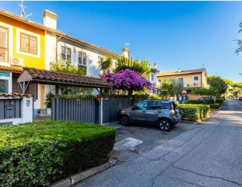 casa indipendente in vendita a Roma in zona Casal Palocco