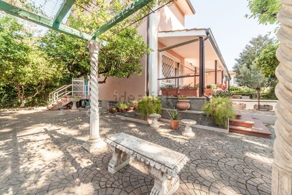 casa indipendente in vendita a Roma in zona Casal Palocco