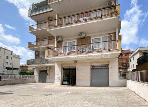 negozio in vendita a Roma in zona Primavalle