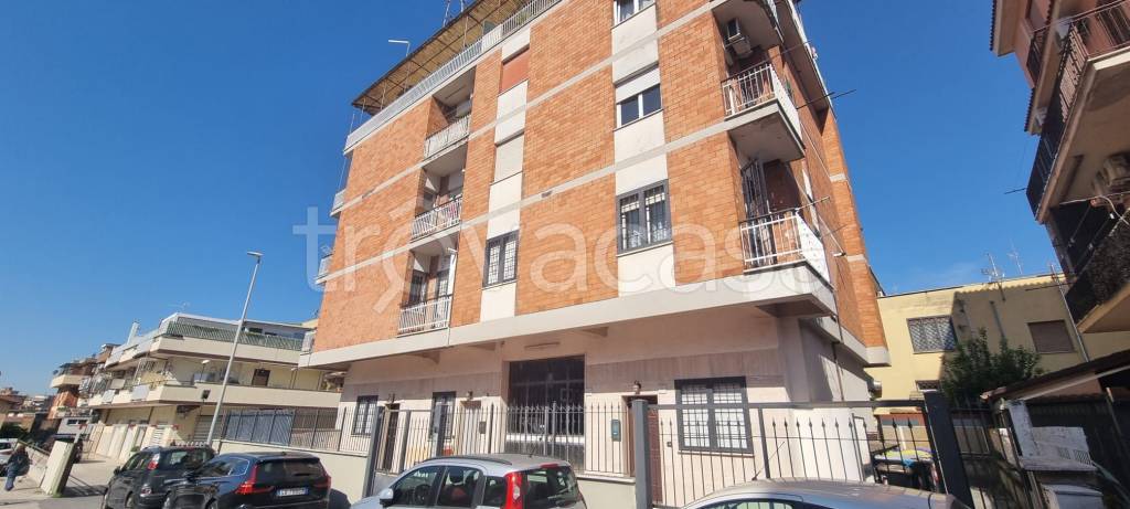 appartamento in vendita a Roma in zona Torre Angela