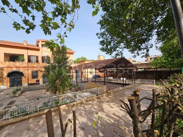 negozio in vendita a Roma in zona Appio Claudio