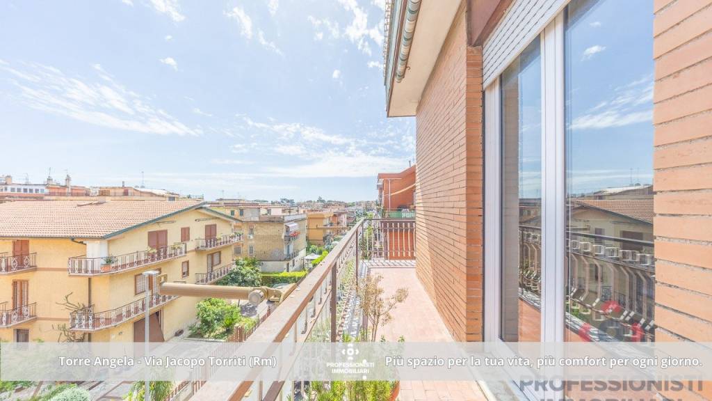 appartamento in vendita a Roma in zona Torre Angela