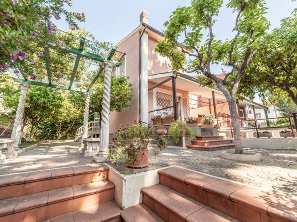 casa indipendente in vendita a Roma in zona Infernetto