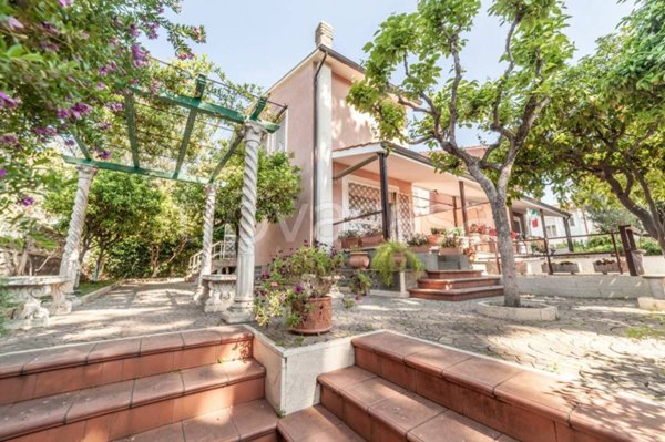 casa indipendente in vendita a Roma in zona Casal Palocco