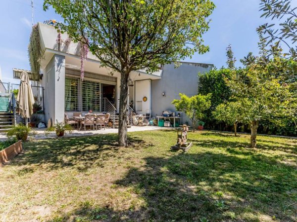 casa indipendente in vendita a Roma in zona Massimina/Casal Lumbroso