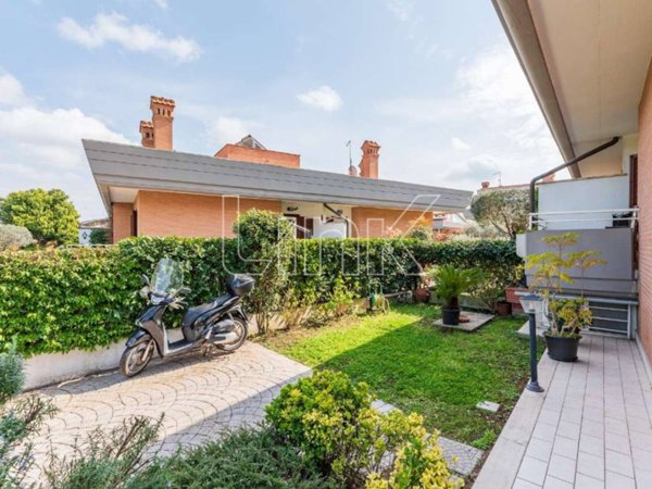 casa indipendente in vendita a Roma in zona Massimina/Casal Lumbroso