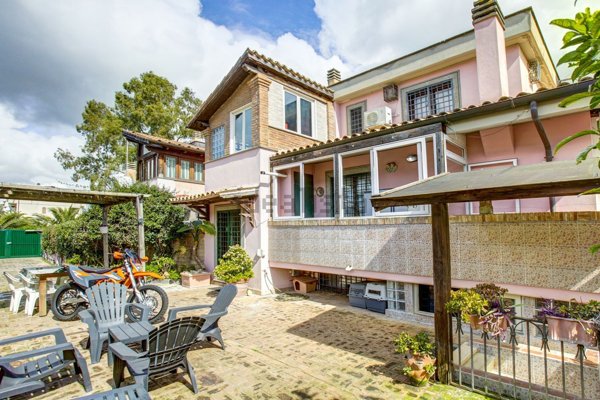 casa indipendente in vendita a Roma in zona Infernetto