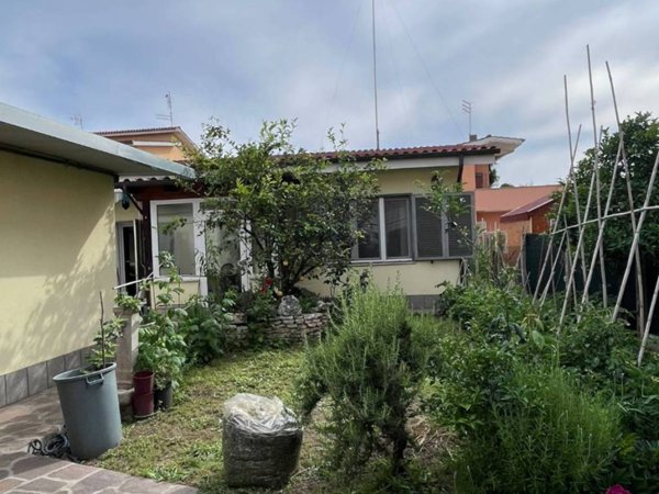 casa indipendente in vendita a Roma in zona Ostia