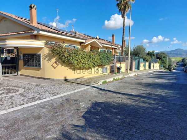 casa indipendente in vendita a Roma in zona Spregamore