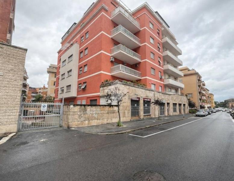 locale commerciale in vendita a Roma in zona Aurelio
