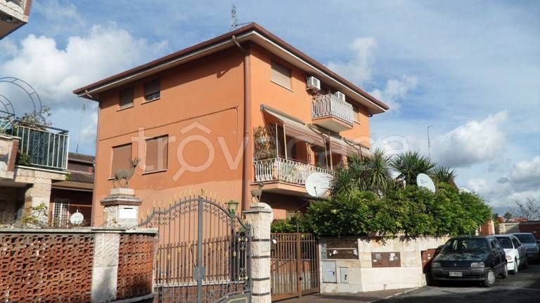 appartamento in vendita a Roma in zona Tomba di Nerone