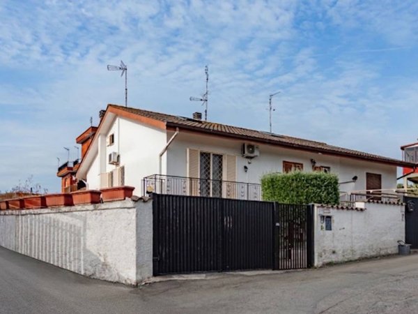 casa indipendente in vendita a Roma in zona Acilia
