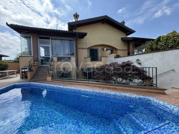 casa indipendente in vendita a Roma in zona Infernetto