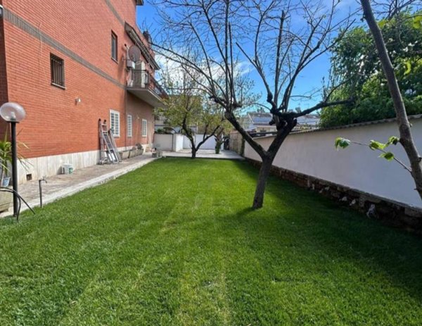 appartamento in vendita a Roma in zona Selva Candida