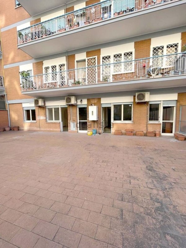appartamento in vendita a Roma in zona Ostiense