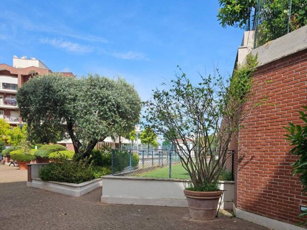 appartamento in vendita a Roma in zona Pantan Monastero