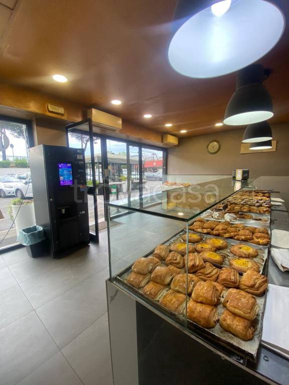 negozio in vendita a Roma in zona Torre Angela
