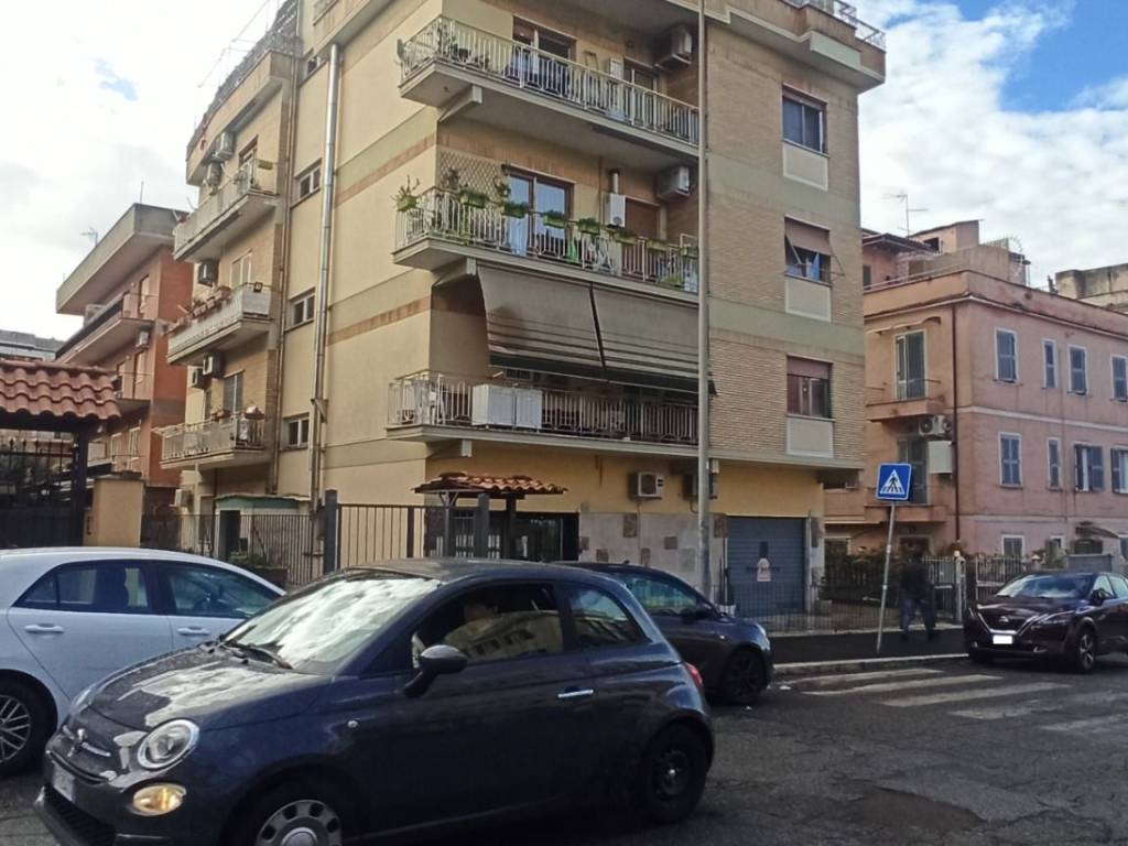 negozio in vendita a Roma in zona Prenestino-Centocelle