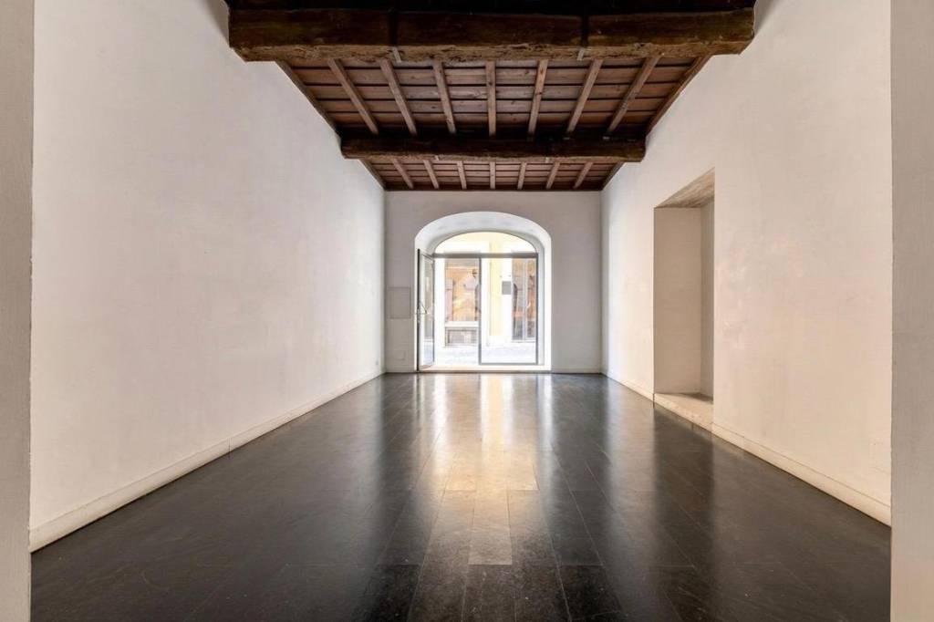 negozio in vendita a Roma in zona Parione/Sant'Eustachio