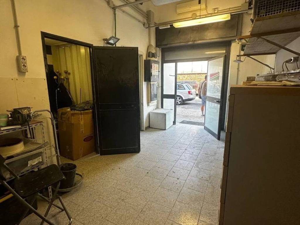 negozio in vendita a Roma in zona Torre Angela